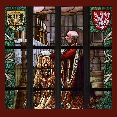 Die besondere Kraft des Segens...in die gesamte Menschheit ausstrahlen soll, wird zum großen Teil von der Mitwirkung abhängen, welche die Katholiken vor allem durch Gebet und Buße leisten. Linzer Dom Buntglasfenster vor Kaisers Franz Joseph des österreichischen betend vor einer Unsere Dame.