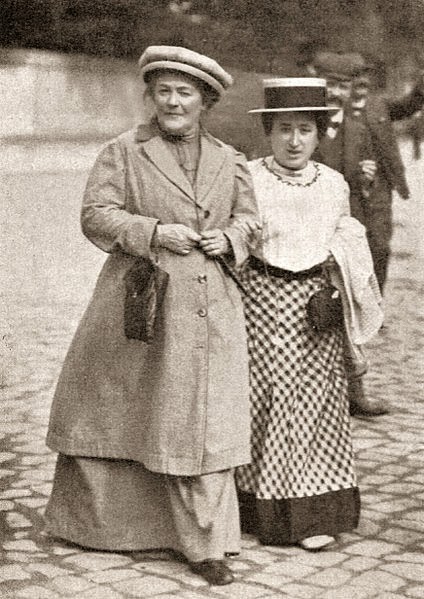 Clara Zetkin mit Rosa Luxemburg im Jahr 1910. Die deutsche Sozialistin Clara Josephine Zetkin war aktiv en der revolutionär-marxistischen Fraktion und sie der Kommunistischen Partei Deutschlands (KPD).